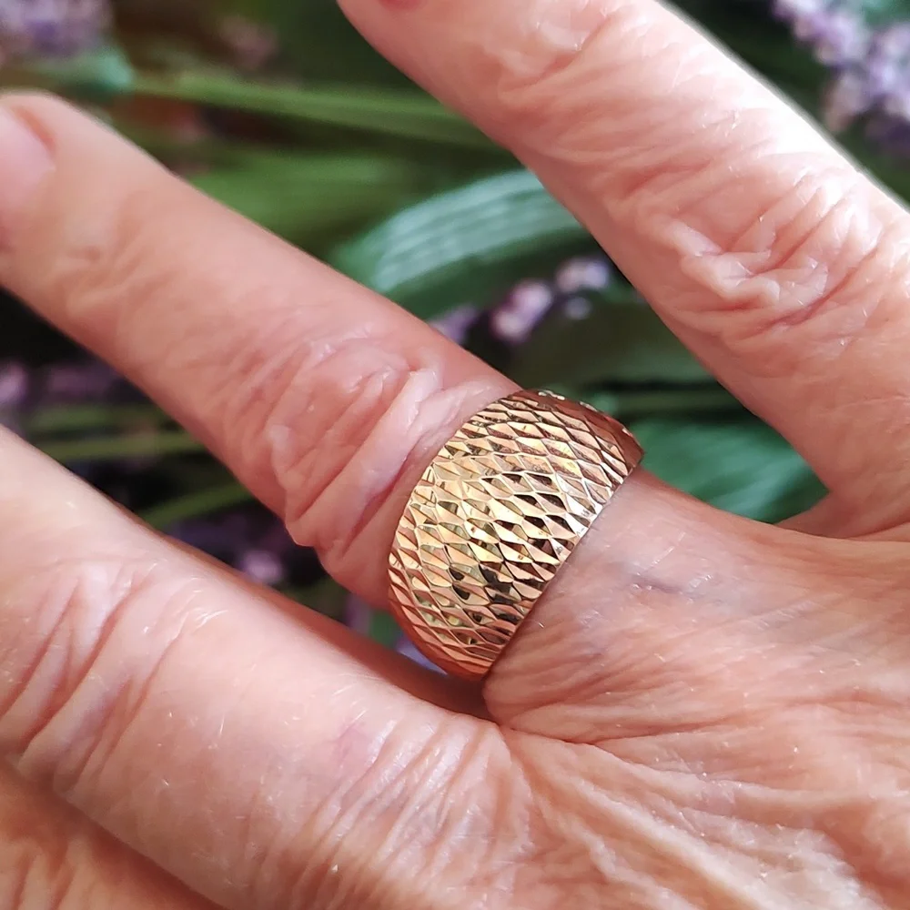 10k Gold Diamond cut Cigar band ring - Picture 3 of 5